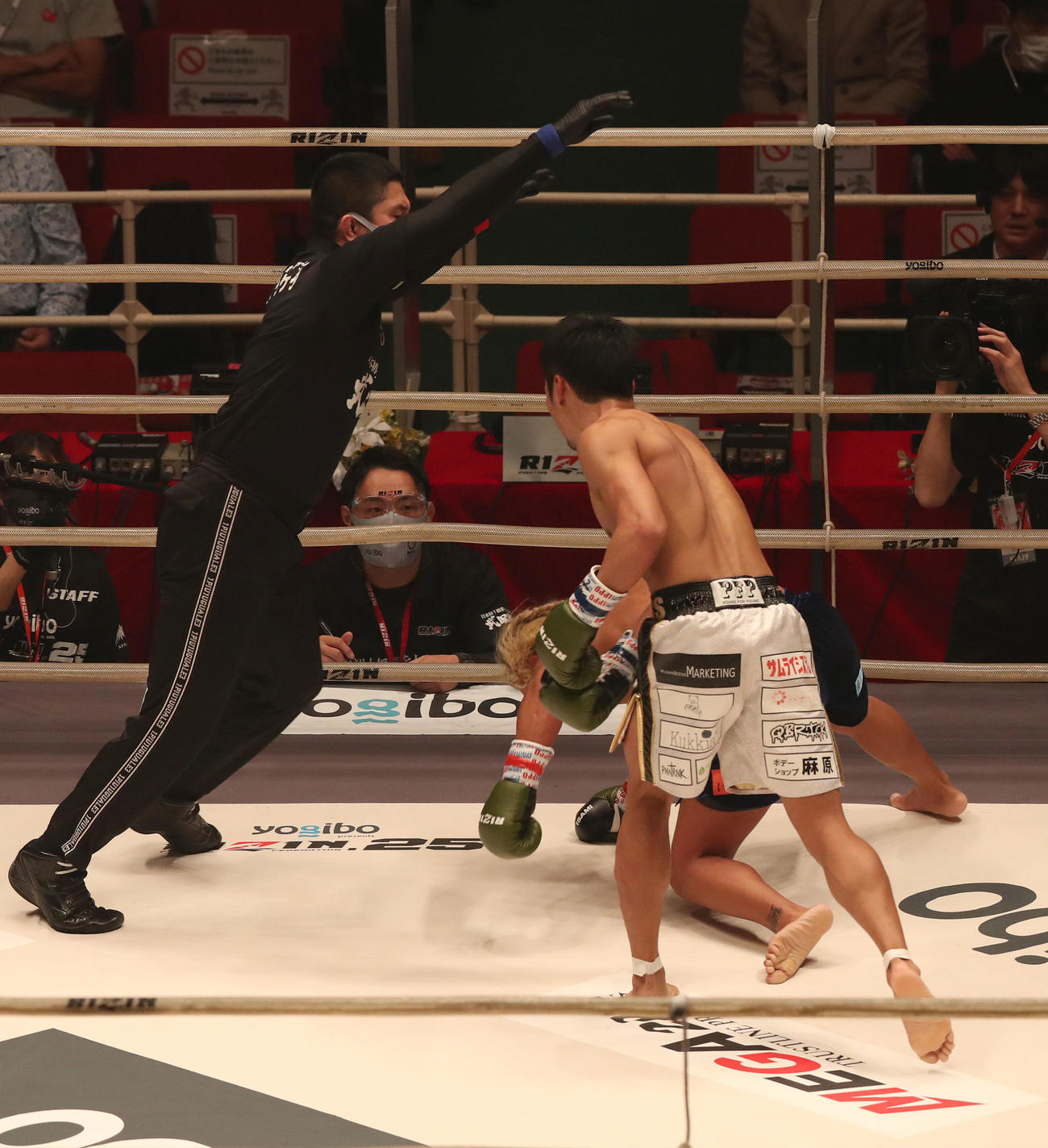 RIZIN.25　第1試合、山口侑馬対麻原将平　3R、山口侑馬（奥）をパンチでKOする麻原将平（撮影・白石智彦）