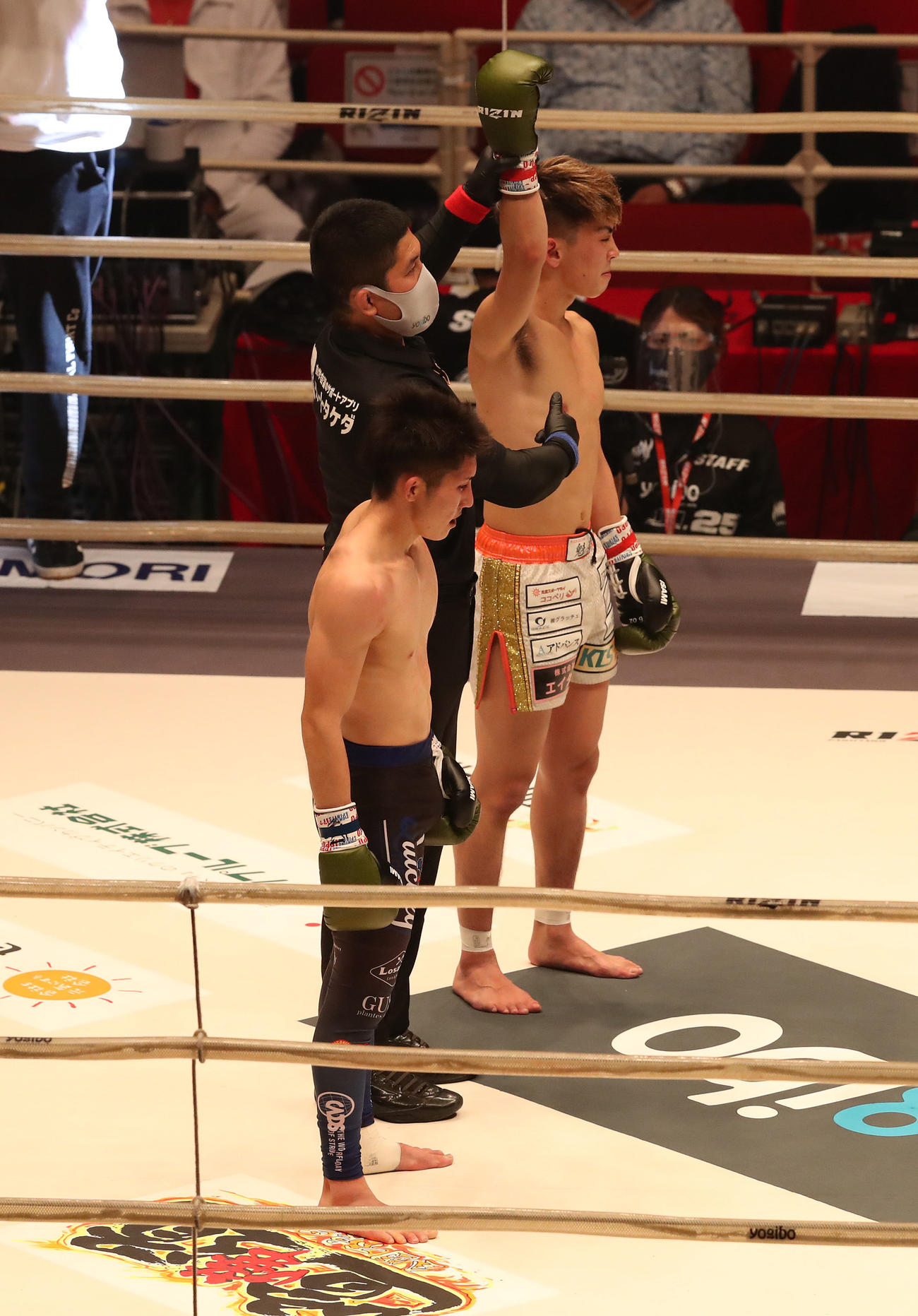 RIZIN.25　第2試合、政所仁対佐藤執斗3R、佐藤執斗（手前）に判定で勝利した政所仁（撮影・白石智彦）