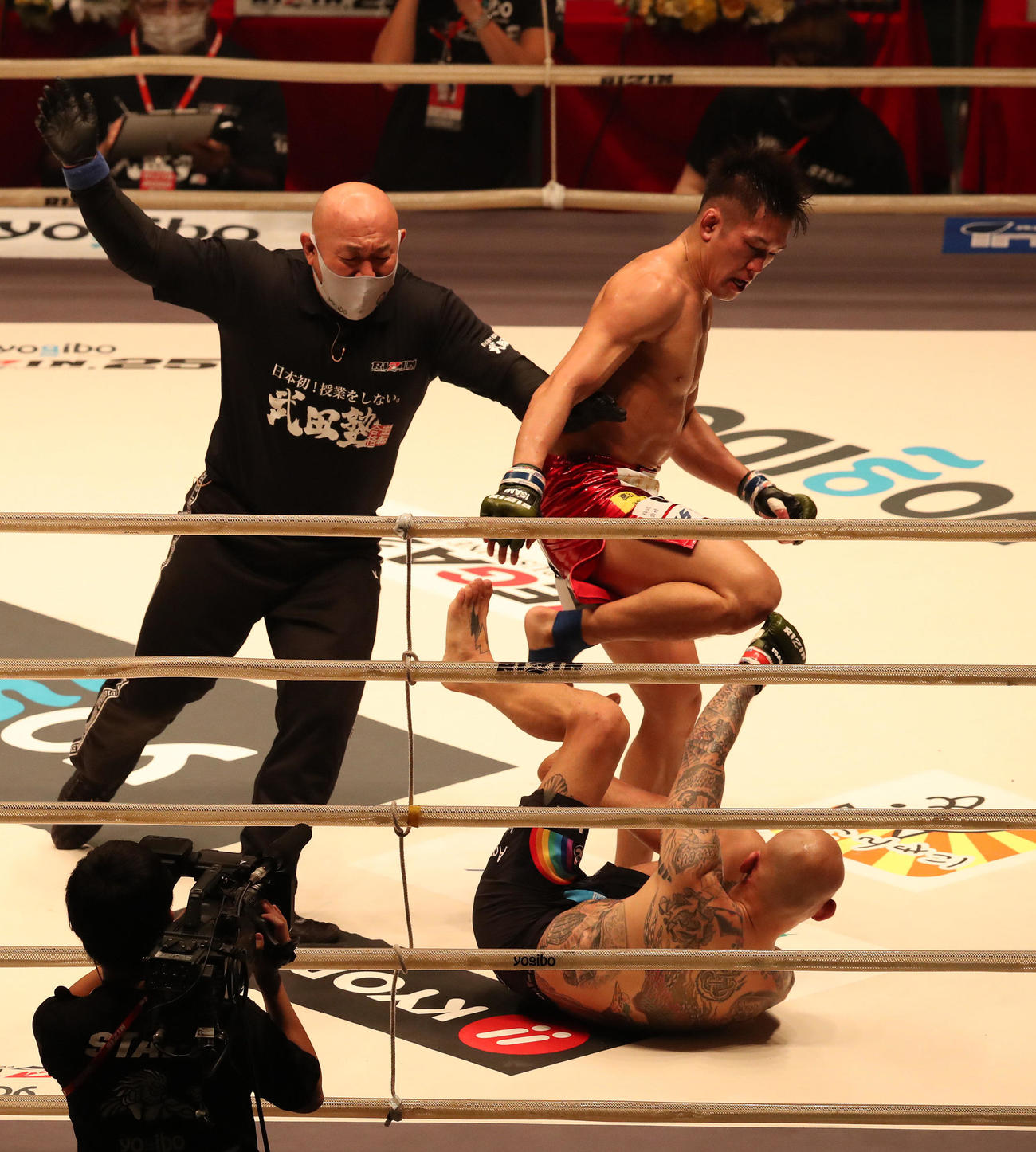 RIZIN.25　第3試合、朴光哲対白川陸斗3R、朴光哲（下）をTKOで下す白川陸斗（撮影・白石智彦）