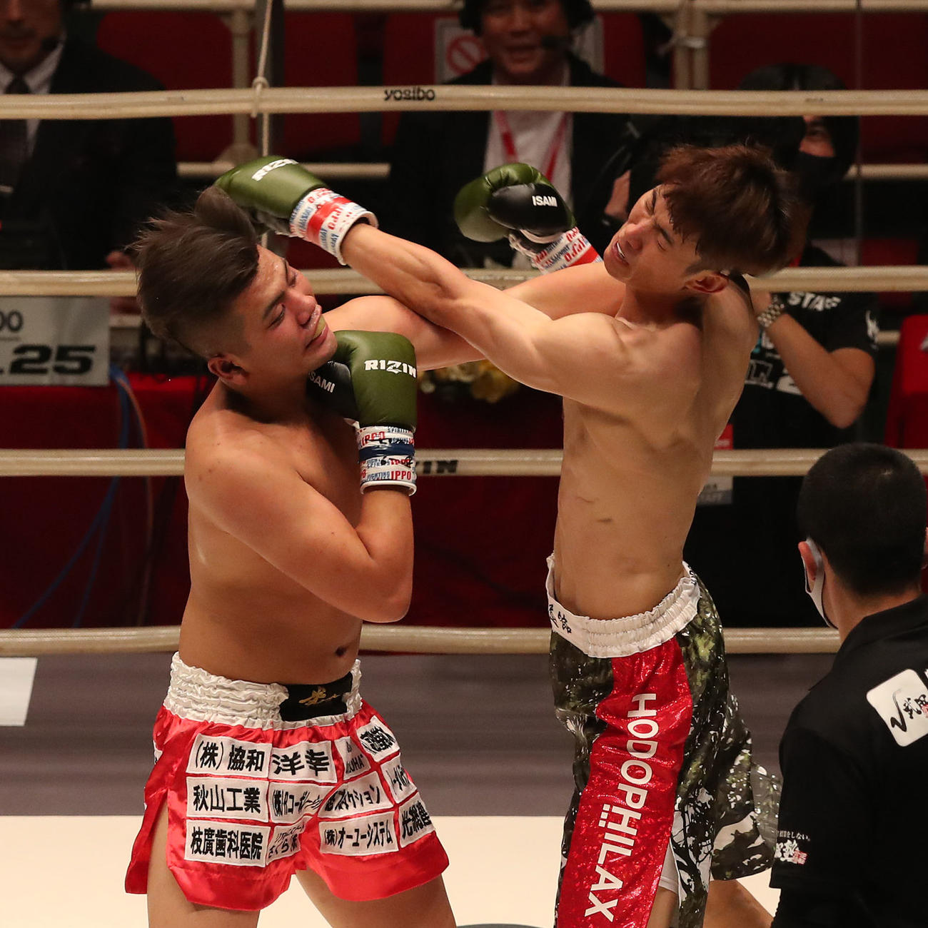 RIZIN.25　第4試合、江畑秀範対佐野勇海　3R、激しくパンチを打ち合う佐野勇海（左）と江畑秀範（撮影・白石智彦）