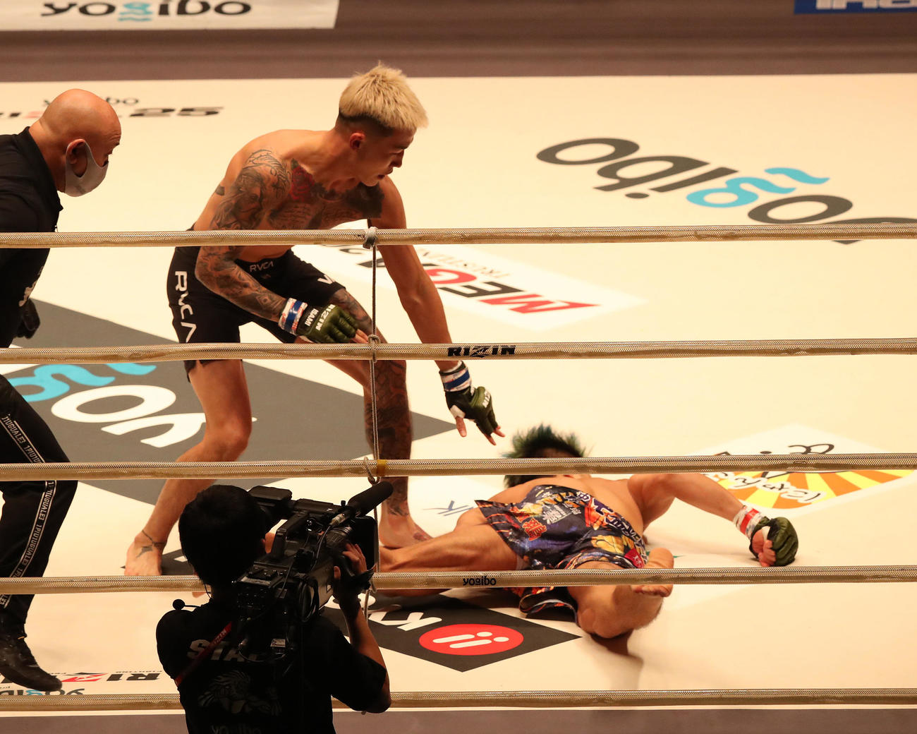 RIZIN.25　第6試合、内村洋次郎対萩原京平　1R、開始22秒で内村洋次郎（右）からダウンを奪いKO勝ちした萩原京平（撮影・白石智彦）