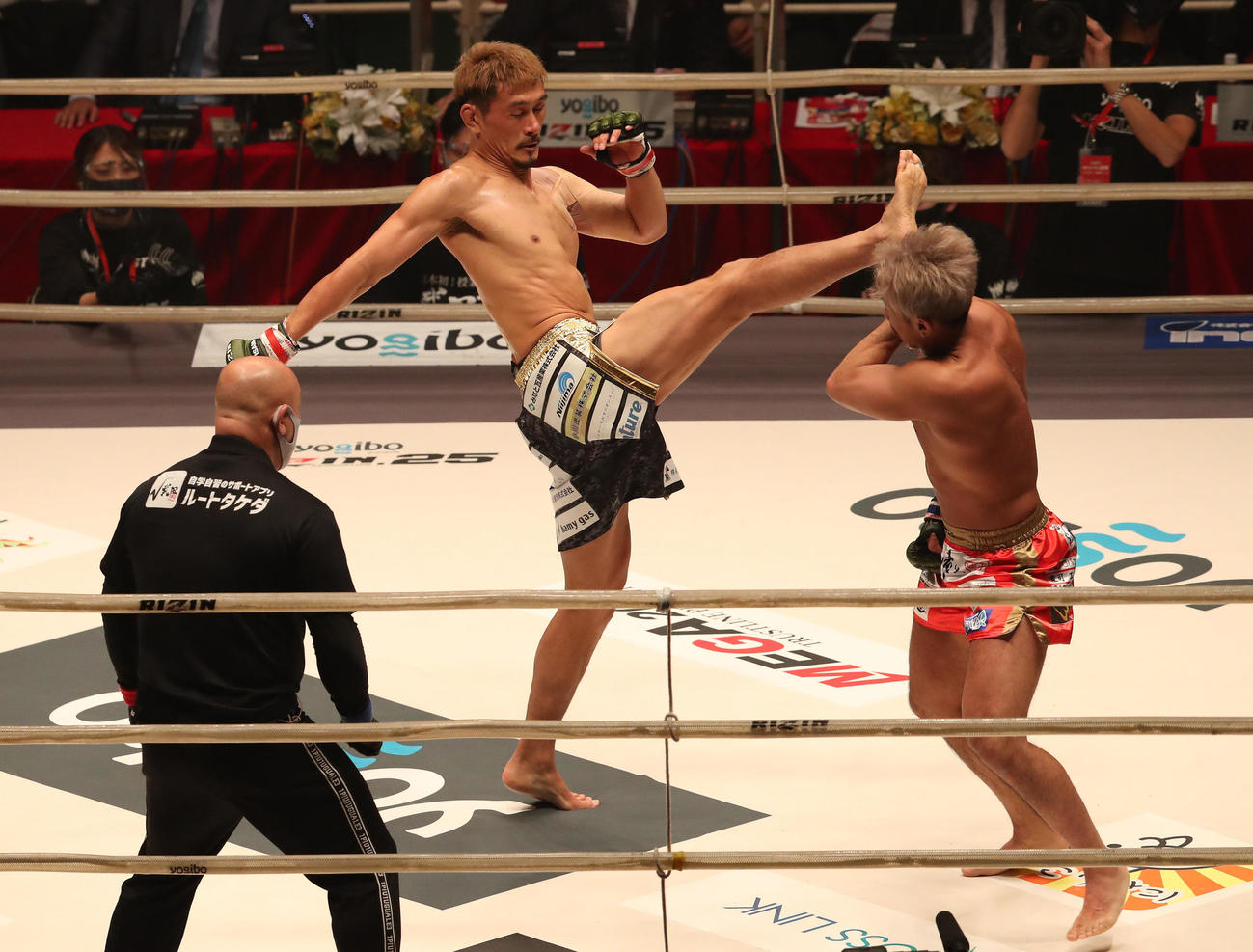 RIZIN.25　第8試合、住村竜市朗対レッツ豪太　2R、レッツ豪太（右）にハイキックを浴びせる住村竜市朗（撮影・白石智彦）
