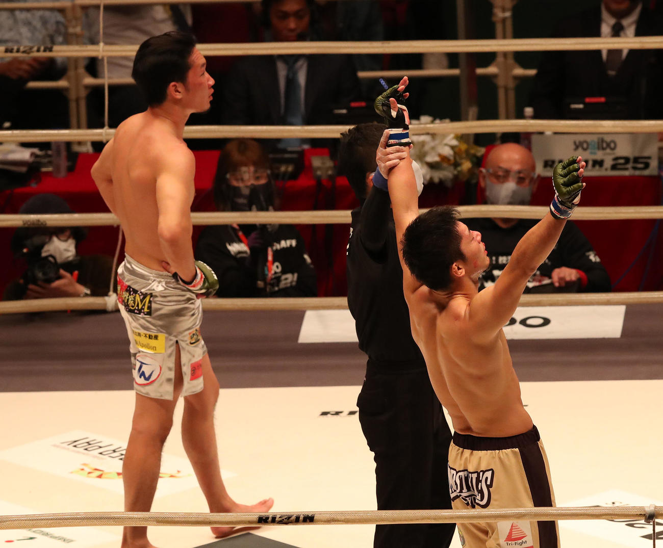 判定勝ちでチャンピオンとなった斎藤裕（右）、左は敗れた朝倉未来（撮影・白石智彦）