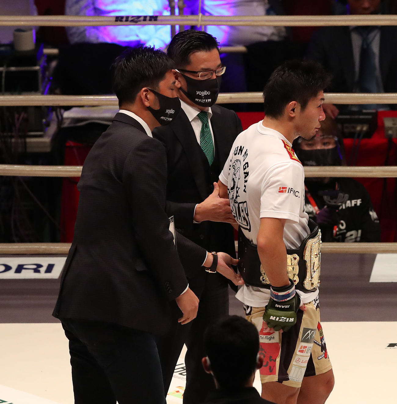 RIZIN.25　第10試合フェザー級タイトルマッチ　藤川球児氏（左）にベルトを巻かれる斎藤裕（撮影・白石智彦）