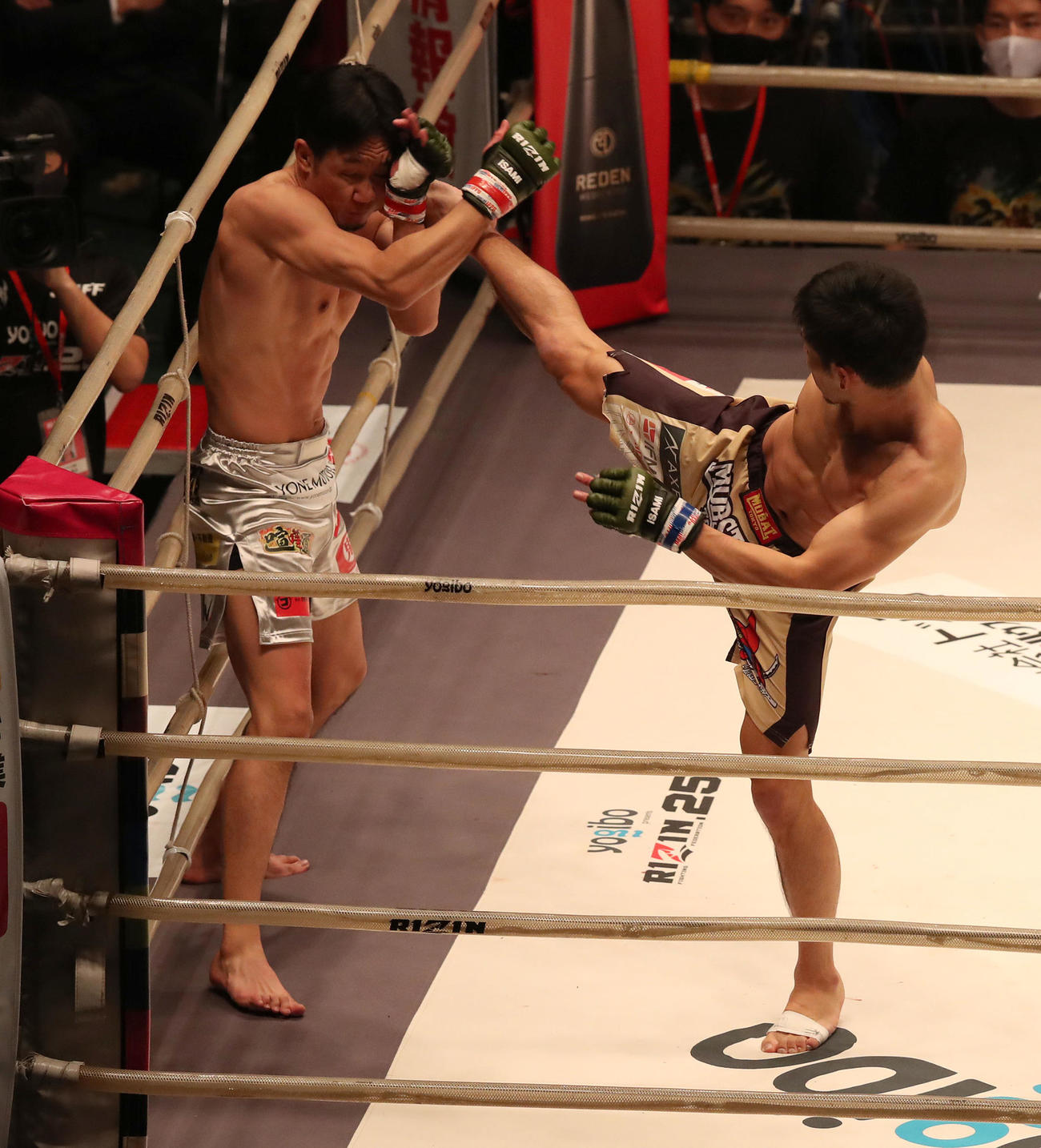 朝倉未来対斎藤裕　2R、朝倉未来（左）にキックを浴びせる斎藤裕（撮影・白石智彦）