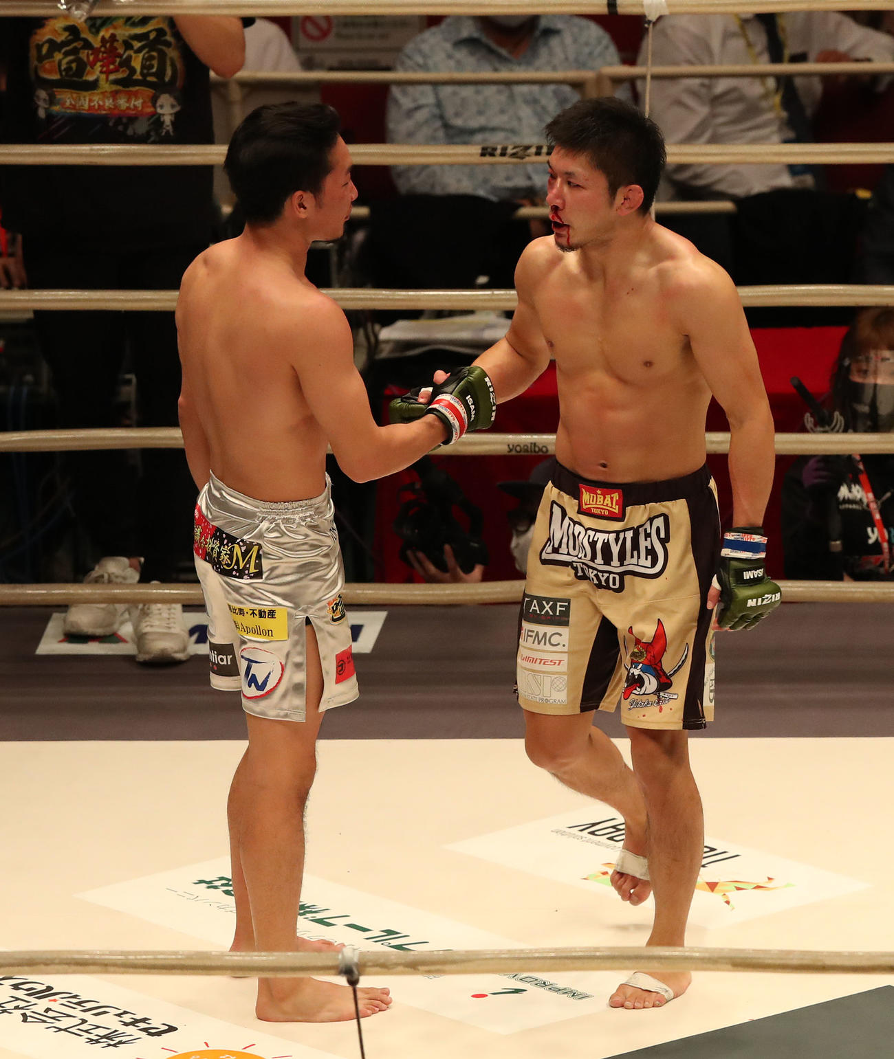 朝倉未来対斎藤裕　判定となり、朝倉未来（左）と握手して健闘をたたえる斎藤裕（撮影・白石智彦）