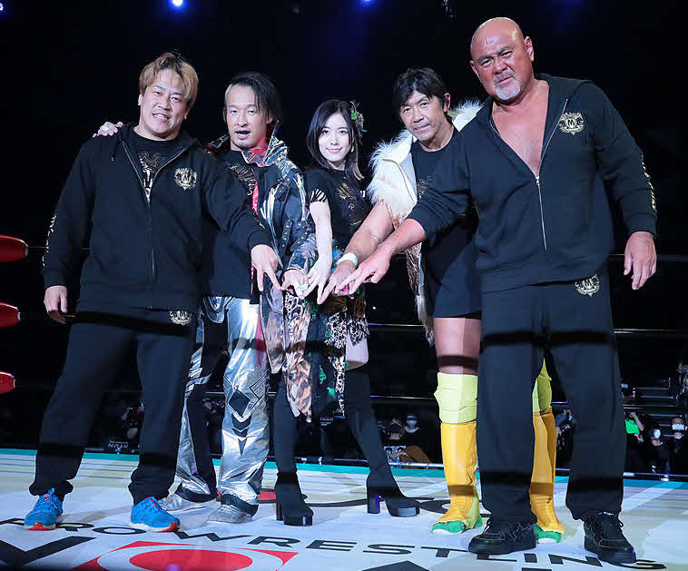 ノア横浜武道館大会　セコンドとして駆けつけた松井珠理奈（中央）はレスラーたちと「M」のポーズを作る。左から宮本裕向、丸藤正道、1人おいて船木誠勝、武藤敬司（写真提供：プロレスリング・ノア）