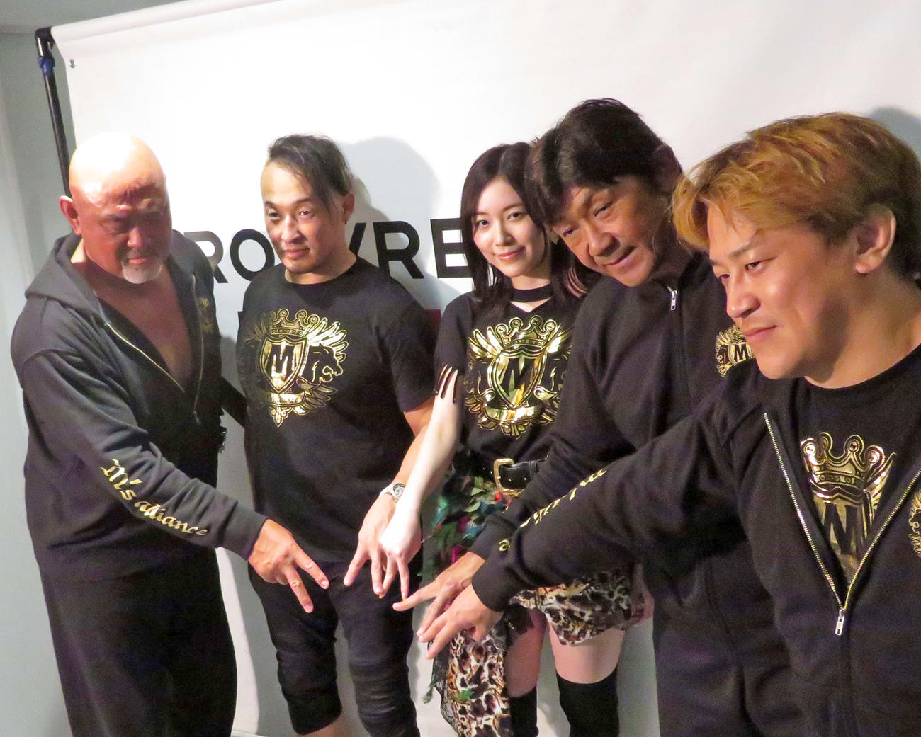 セコンドとして駆けつけた松井珠理奈（中央）は試合後、レスラーたちと「M」のポーズを作る。左から武藤敬司、丸藤正道、1人おいて船木誠勝、宮本裕向（撮影：松熊洋介）