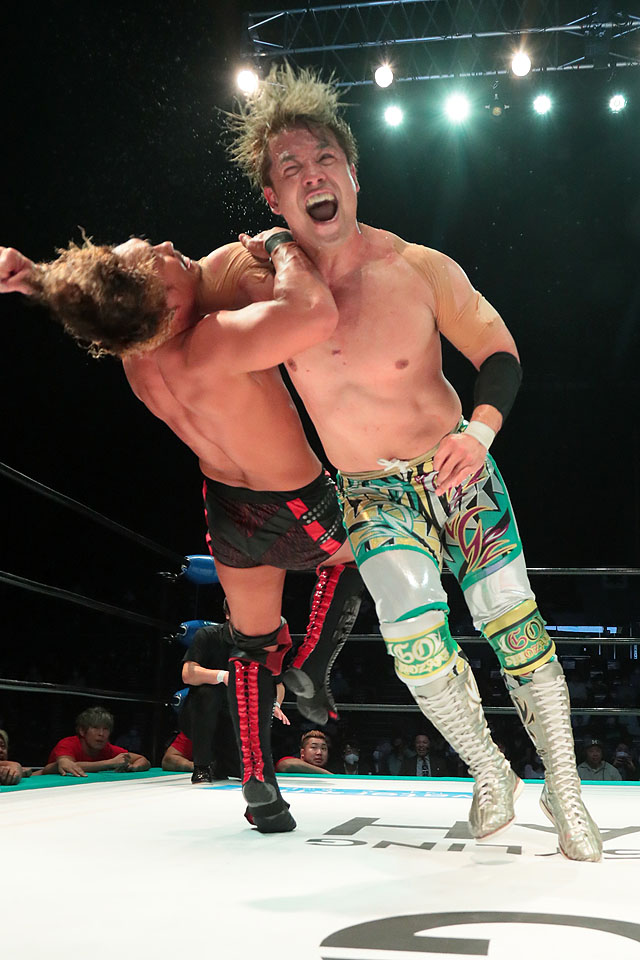ノア横浜武道館大会　痛めた右腕で中嶋勝彦（左）にラリアットで攻撃する潮崎豪（写真提供：プロレスリング・ノア）