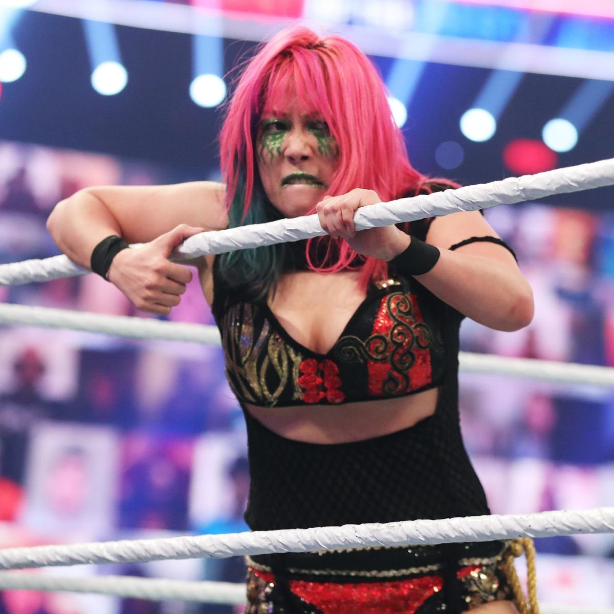 フォール負けし、悔しそうな表情を浮かべたロウ女子王者アスカ（C）2020WWE,Inc.AllRightsReserved.