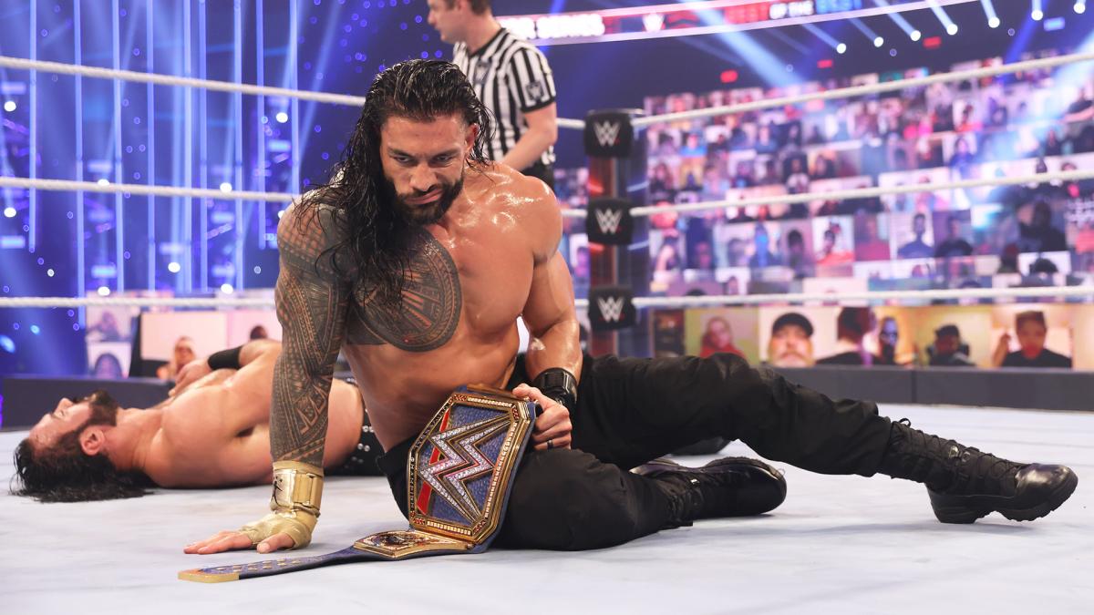 マッキンタイア（奥）に勝利したレインズはWWEユニバーサル王座のベルトを持って不敵な笑み（C）2020WWE,Inc.AllRightsReserved.
