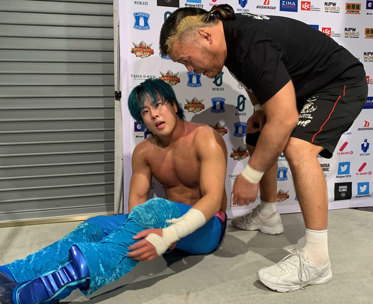 新日本群馬大会　ベスト・オブ・ザ・スーパジュニア公式戦でエル・デスペラードに勝利したマスター・ワト（左）。右はセコンドについた天山広吉（新日本プロレス提供）