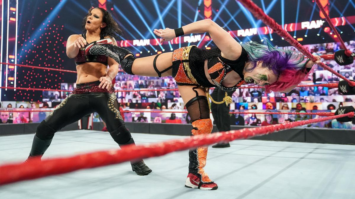 シェイナ・ベイズラー（左）にキックを見舞うロウ女子王者アスカ（C）2020WWE,Inc.AllRightsReserved.