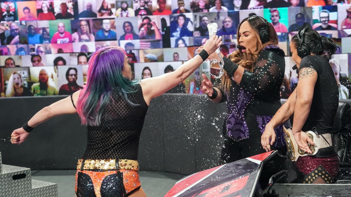 ナイア・ジャックス（中央）、シェイナ・ベイズラー（右端）に水をかけるロウ女子王者アスカ（C）2020WWE,Inc.AllRightsReserved.