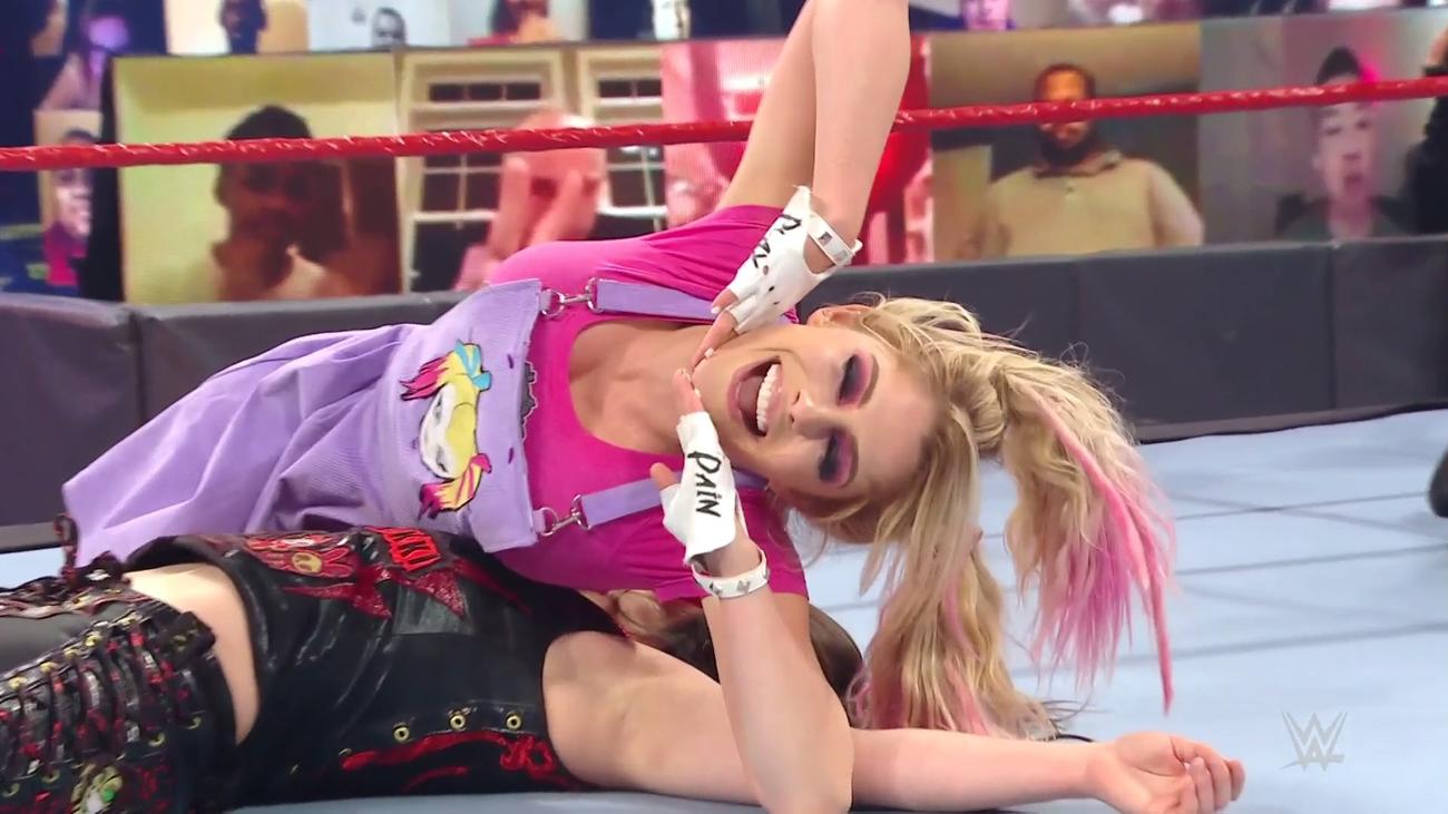 気持ち悪いほどの笑顔でニッキー・クロス（下）をフォールするアレクサ・ブリス（C）2020WWE,Inc.AllRightsReserved.