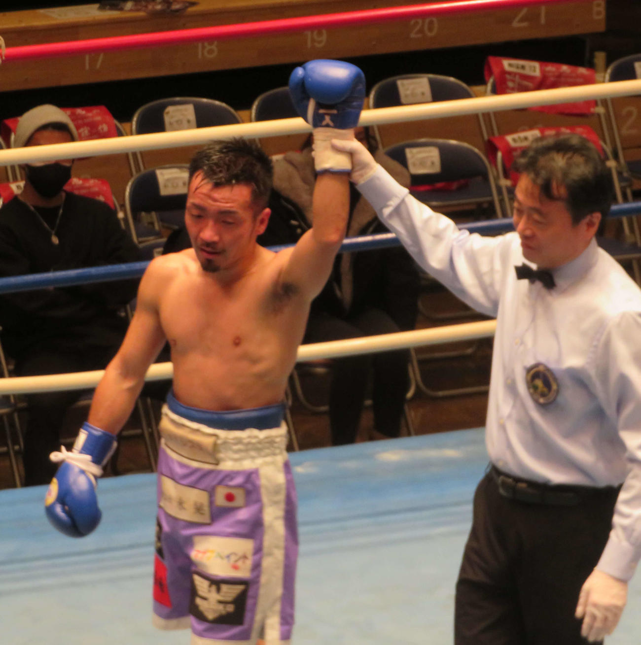 再起戦で判定勝ちし、勝ち名乗りを受けるWBC世界ミニマム級11位田中（左）