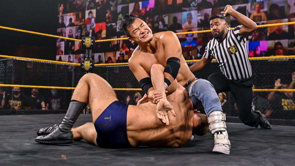 サッチャー（下）にホバーボードロックを仕掛けるKUSHIDA(C)2020WWE,Inc.AllRightsReserved.