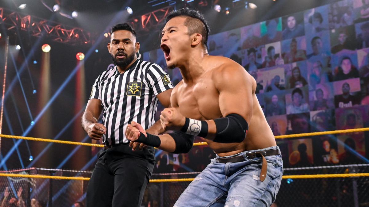 気合の入ったガッツポーズを見せるKUSHIDA(C)2020WWE,Inc.AllRightsReserved.