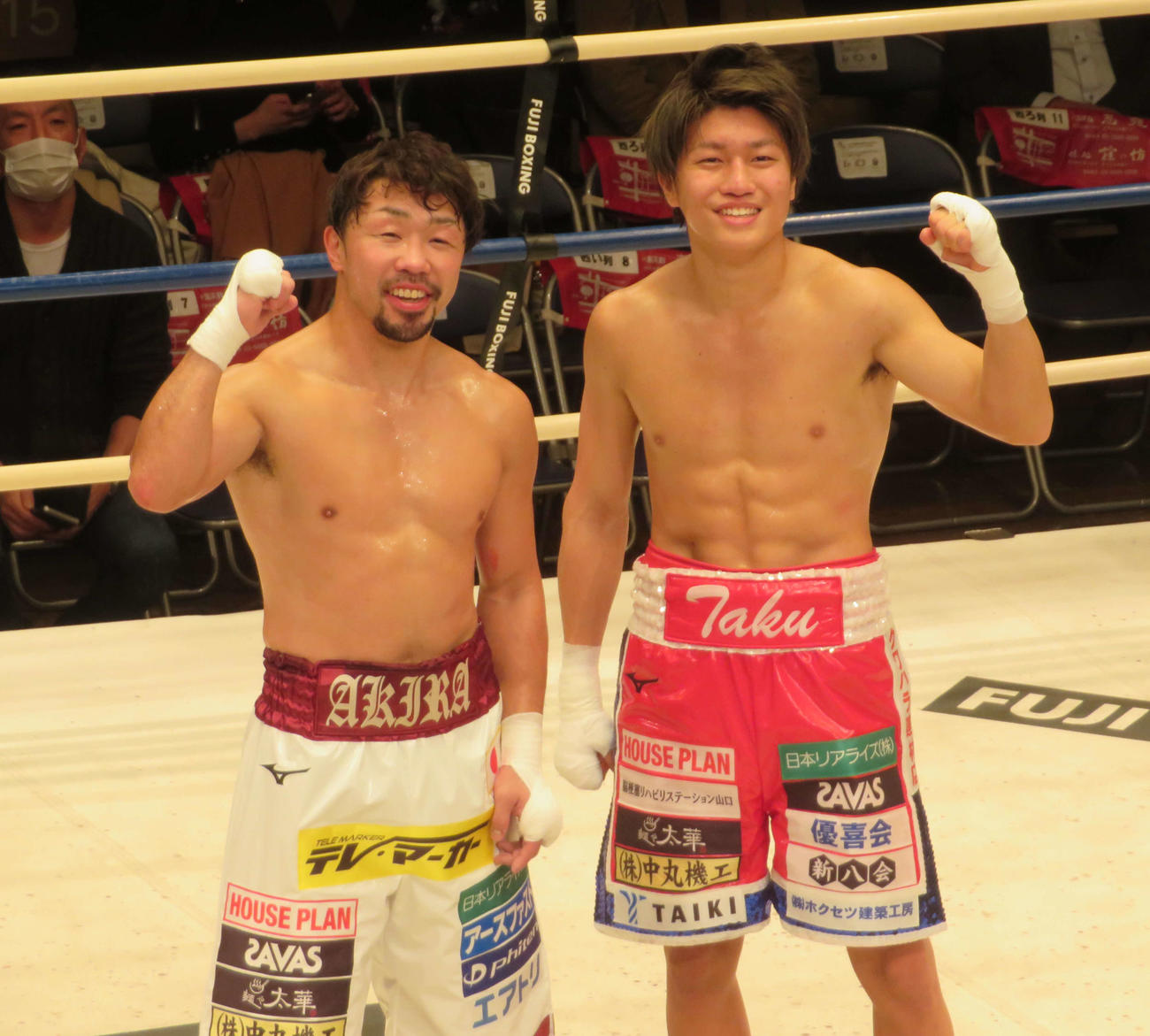 桑原拓（右）と2回の公開スパーリングに臨んだ元世界3階級制覇王者八重樫東氏
