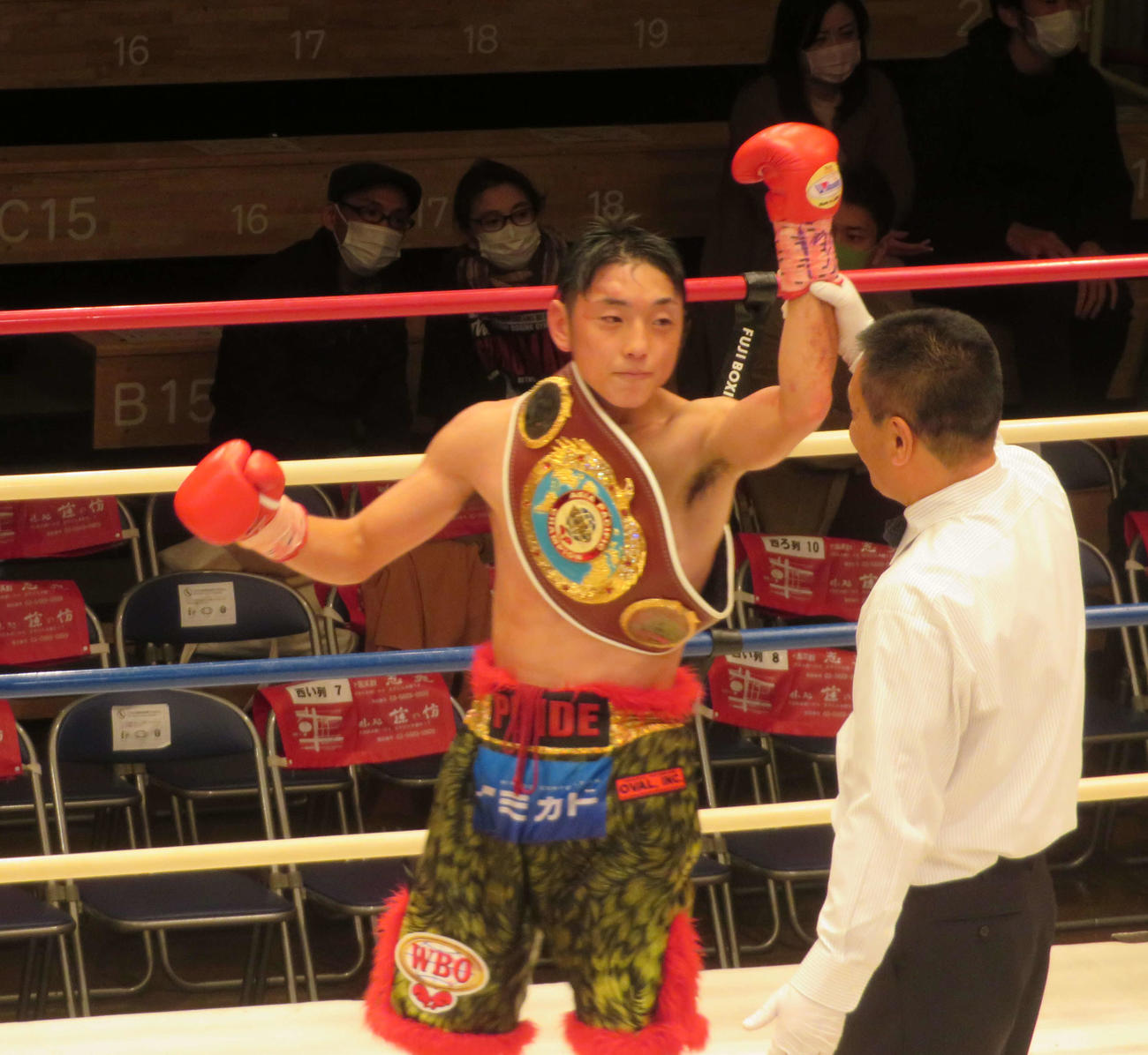 11回TKO勝ちで3度目の防衛に成功し、勝ち名乗りを受けるWBOアジア・パシフィック・フェザー級王者森武蔵（左）
