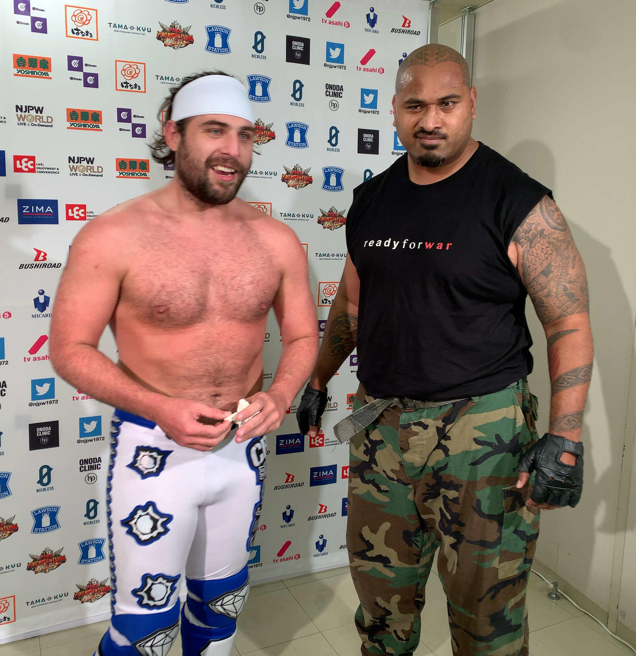 新日本神奈川大会　ワールドタッグリーグ公式戦で2勝目を挙げたチェーズ・オーエンズ（左）、バッドラック・ファレ組（新日本プロレス提供）