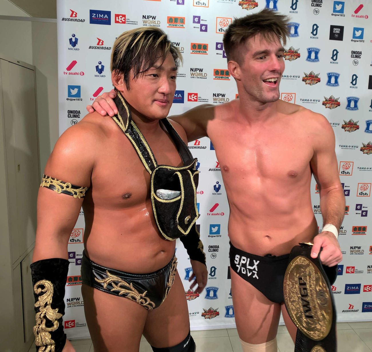 ワールドタッグリーグ公式戦で4勝目を挙げ、トップに並んだタイチ（左）、ザック・セイバーJr．組（新日本プロレス提供）