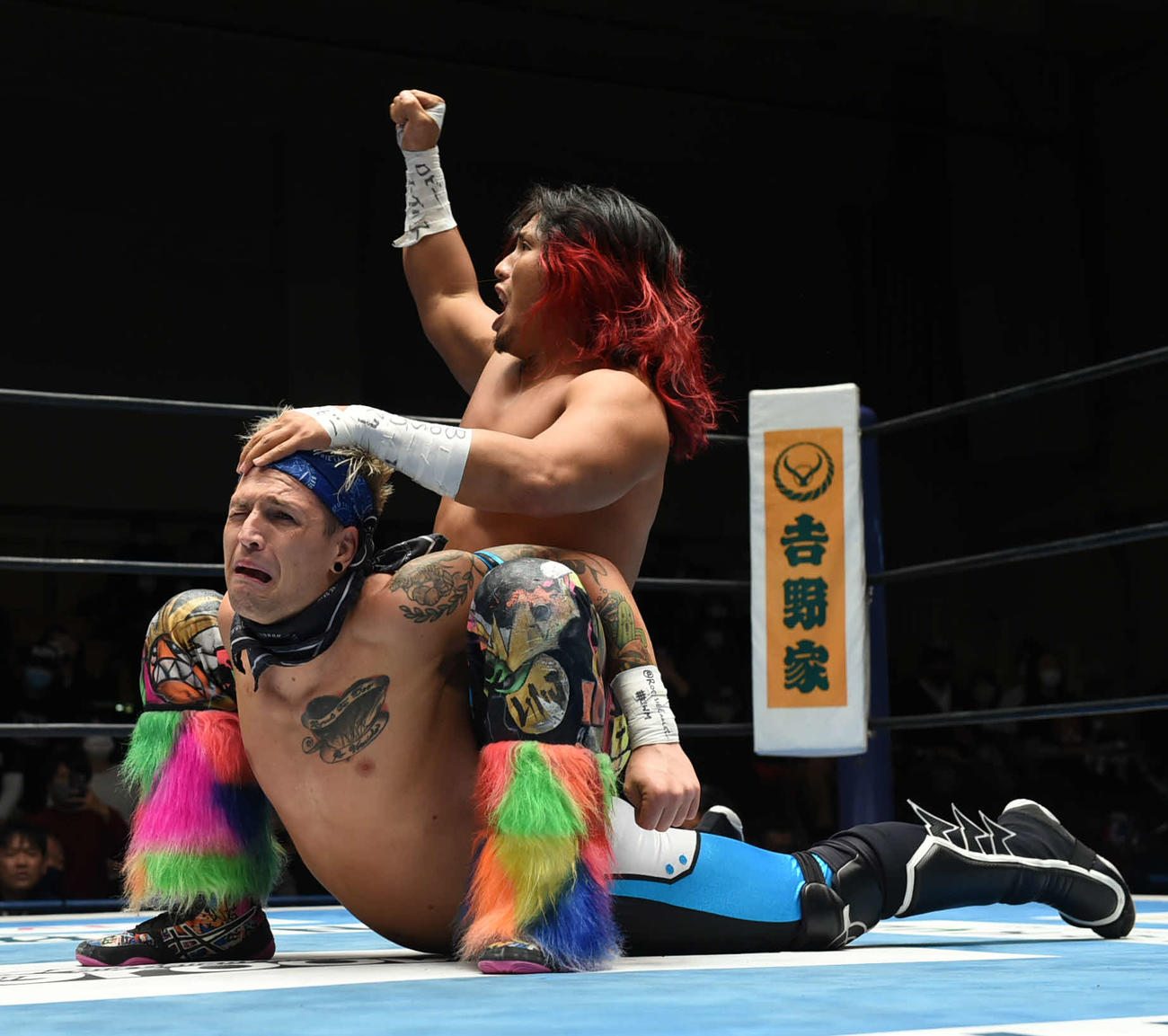 新日本後楽園大会　ベスト・オブ・ザ・スーパージュニアリーグ戦でロビー・イーグルスの上に乗り、ファンに向けてガッツポーズをする高橋ヒロム（新日本プロレス提供）