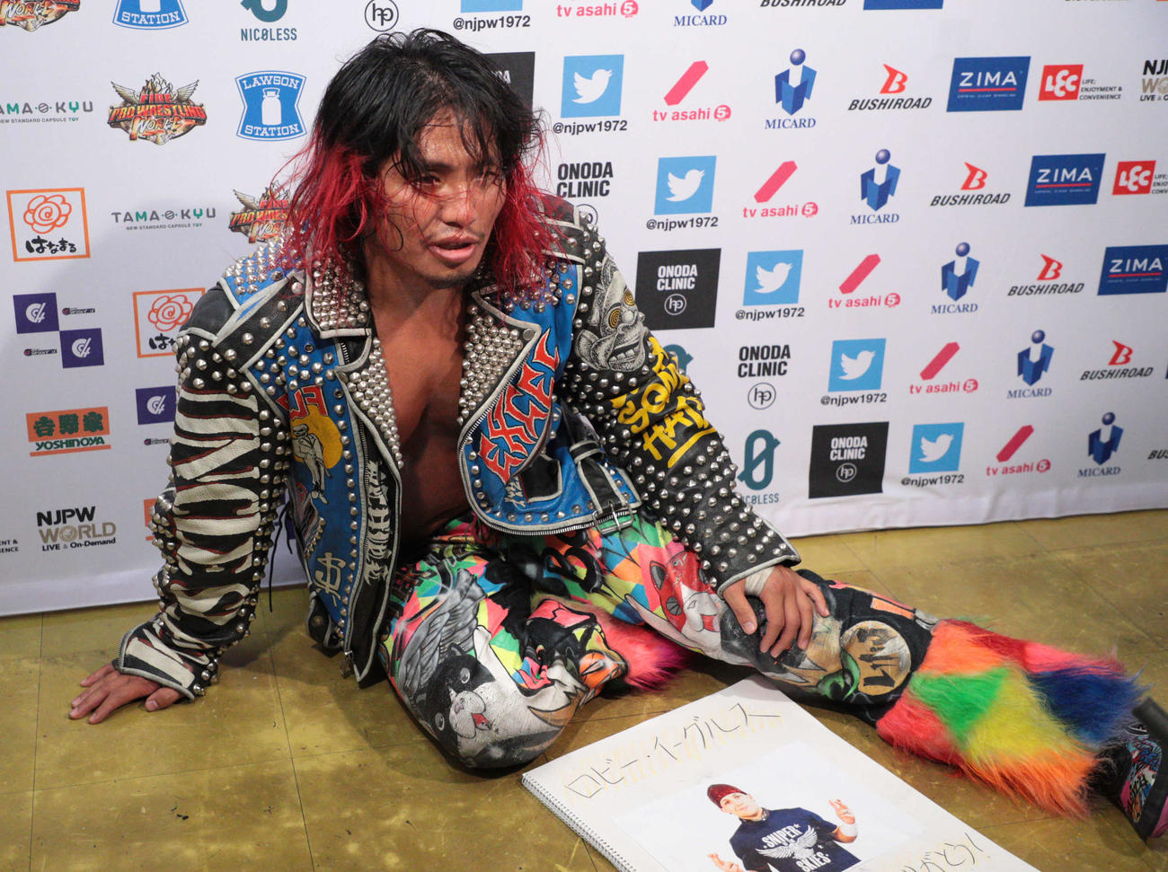 新日本後楽園大会　ベスト・オブ・ザ・スーパージュニアのリーグ戦で5勝目を挙げ、疲れた表情で試合を振り返る高橋ヒロム（新日本プロレス提供）