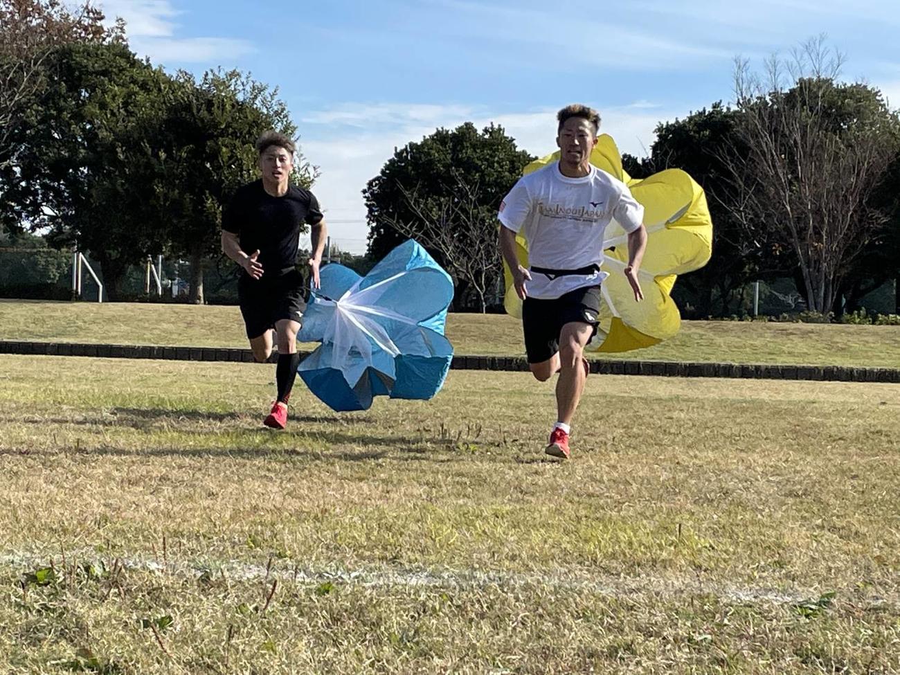 静岡合宿でパラシュートトレを敢行するWBA・IBF世界バンタム級王者井上尚弥（左）と弟拓真（大橋ジム提供）