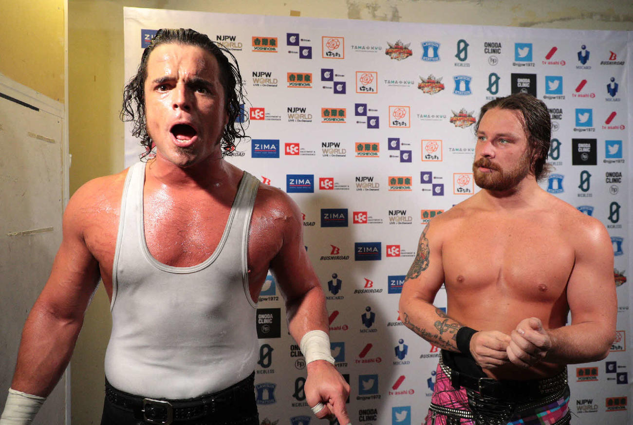 新日本後楽園大会　ワールドタッグリーグ公式戦で4勝目を挙げたジュース・ロビンソン（左）、デビッド・フィンレー組（新日本プロレス提供）