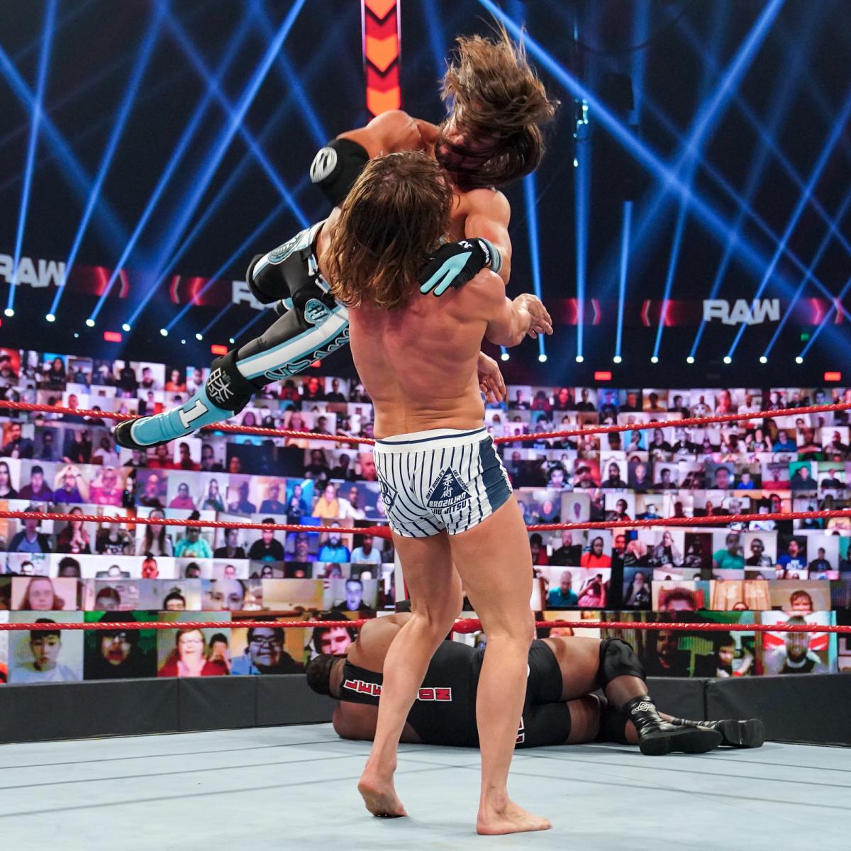 リドル（手前）にフェノメナル・フォアアームを打ち込んだAJスタイルズ（C）2020WWE,Inc.AllRightsReserved.
