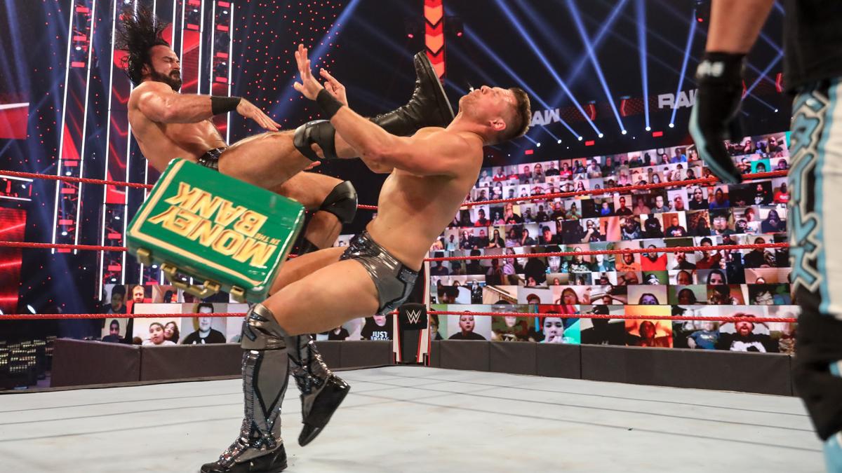 ザ・ミズ（右）にクレイモアを蹴りこむWWEヘビー級王者マッキンタイアコピーライト2020WWE,Inc.AllRightsReserved.