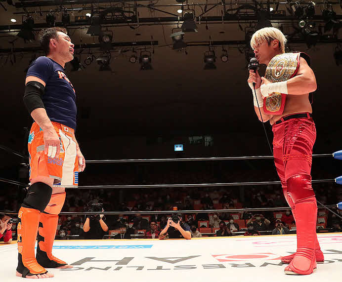 ノア後楽園大会　試合に敗れ、怒りの収まらない拳王（右）は桜庭和志に暴言を浴びせる（写真提供：プロレスリング・ノア）