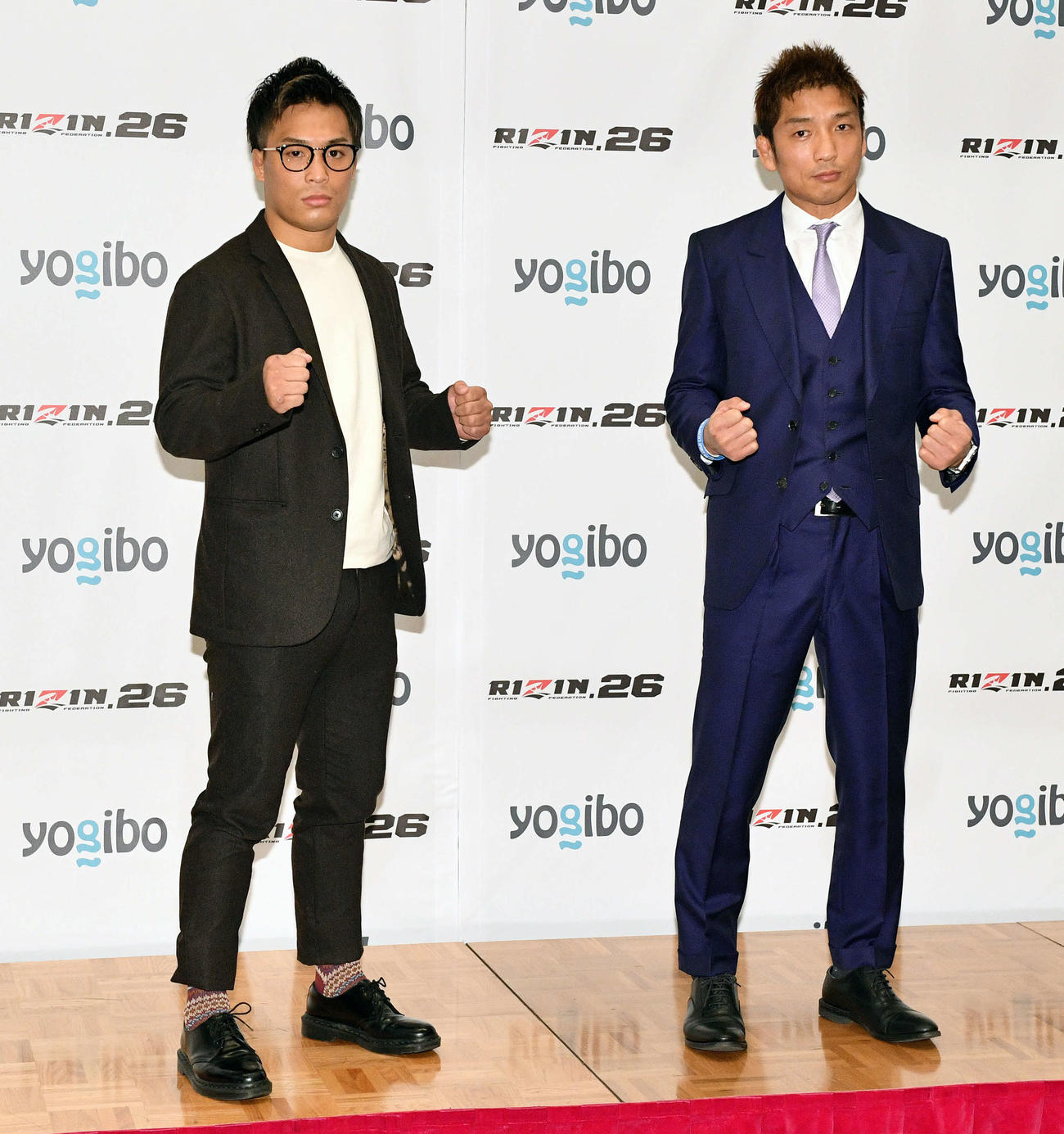 RIZIN26で対戦する太田（左）と所はポーズを決める（撮影・滝沢徹郎）