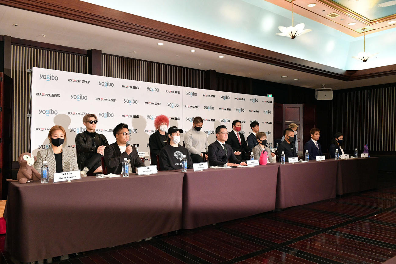 RIZIN26　記者会見であいさつする太田忍（前列左から2人目）（撮影・滝沢徹郎）