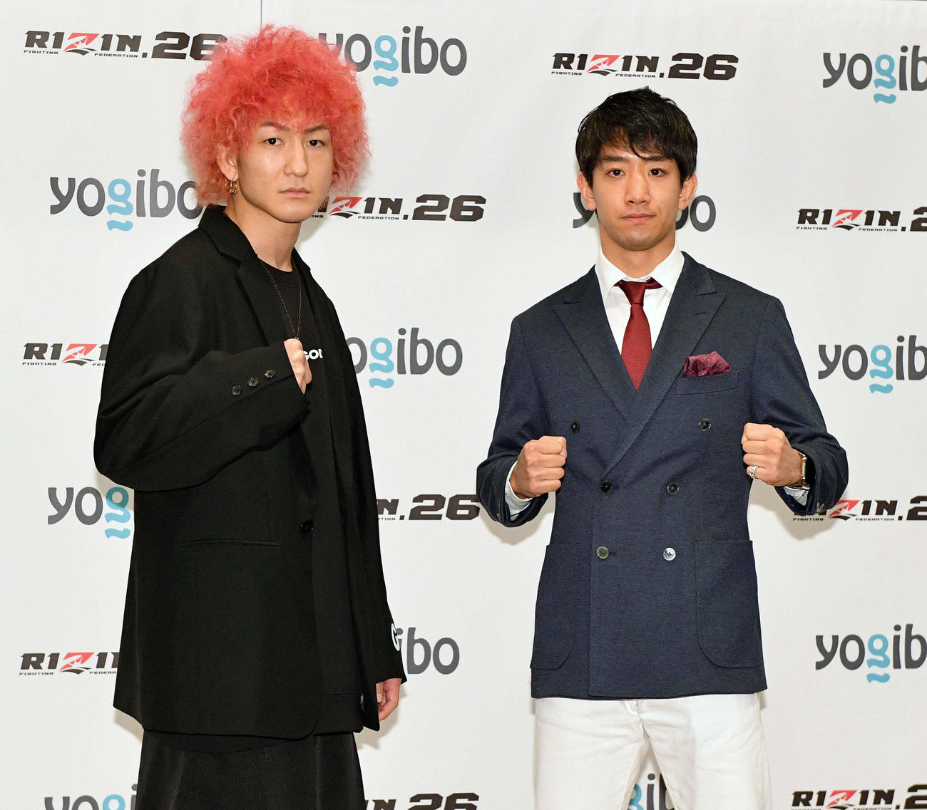 RIZIN26で対戦する佐々木（左）と滝沢はポーズを決める（撮影・滝沢徹郎）