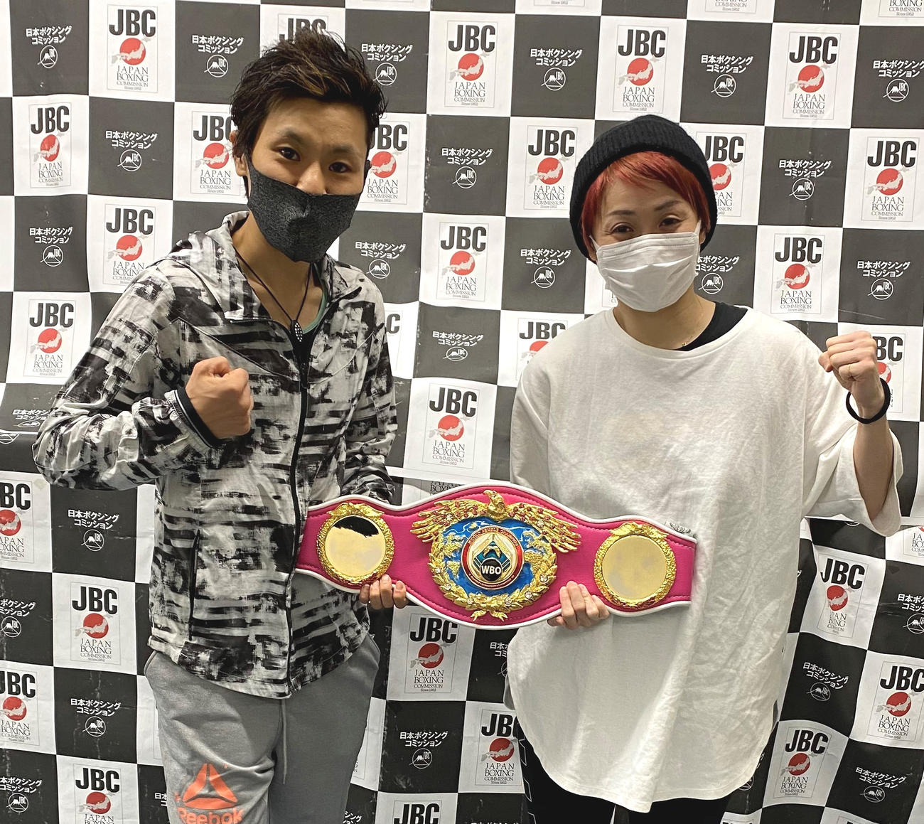 WBO女子世界ミニマム級王座決定戦に向けた前日計量をクリアした宮尾（右）と多田（提供：ワタナベジム）