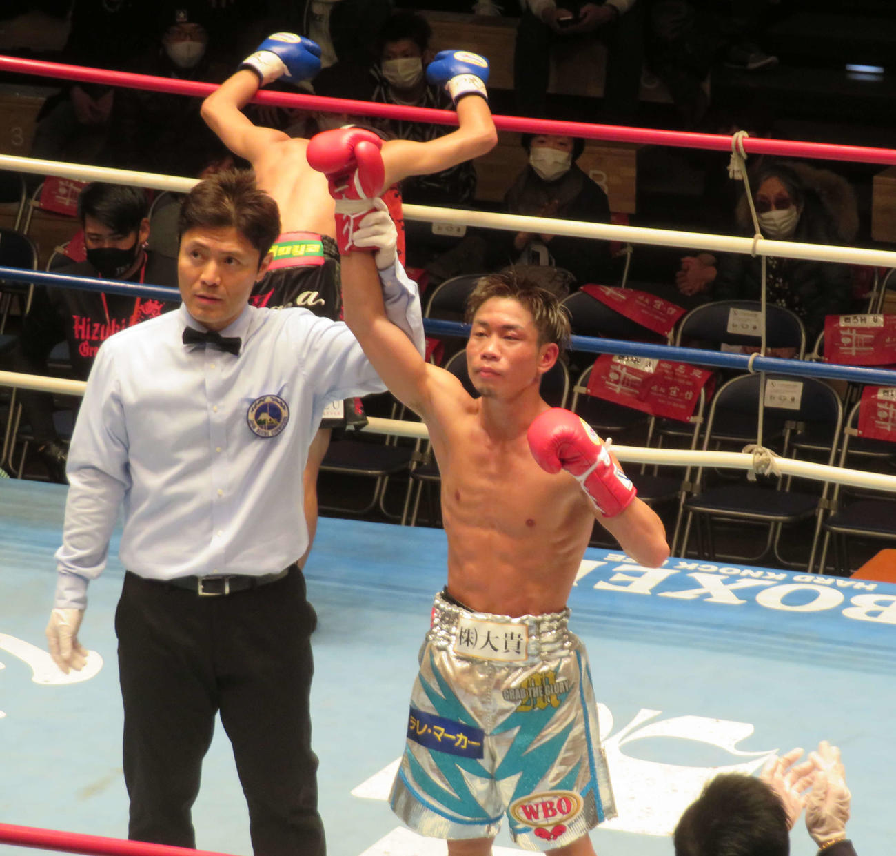 10回TKO勝ちで日本ミニマム級新王者となった谷口（右）