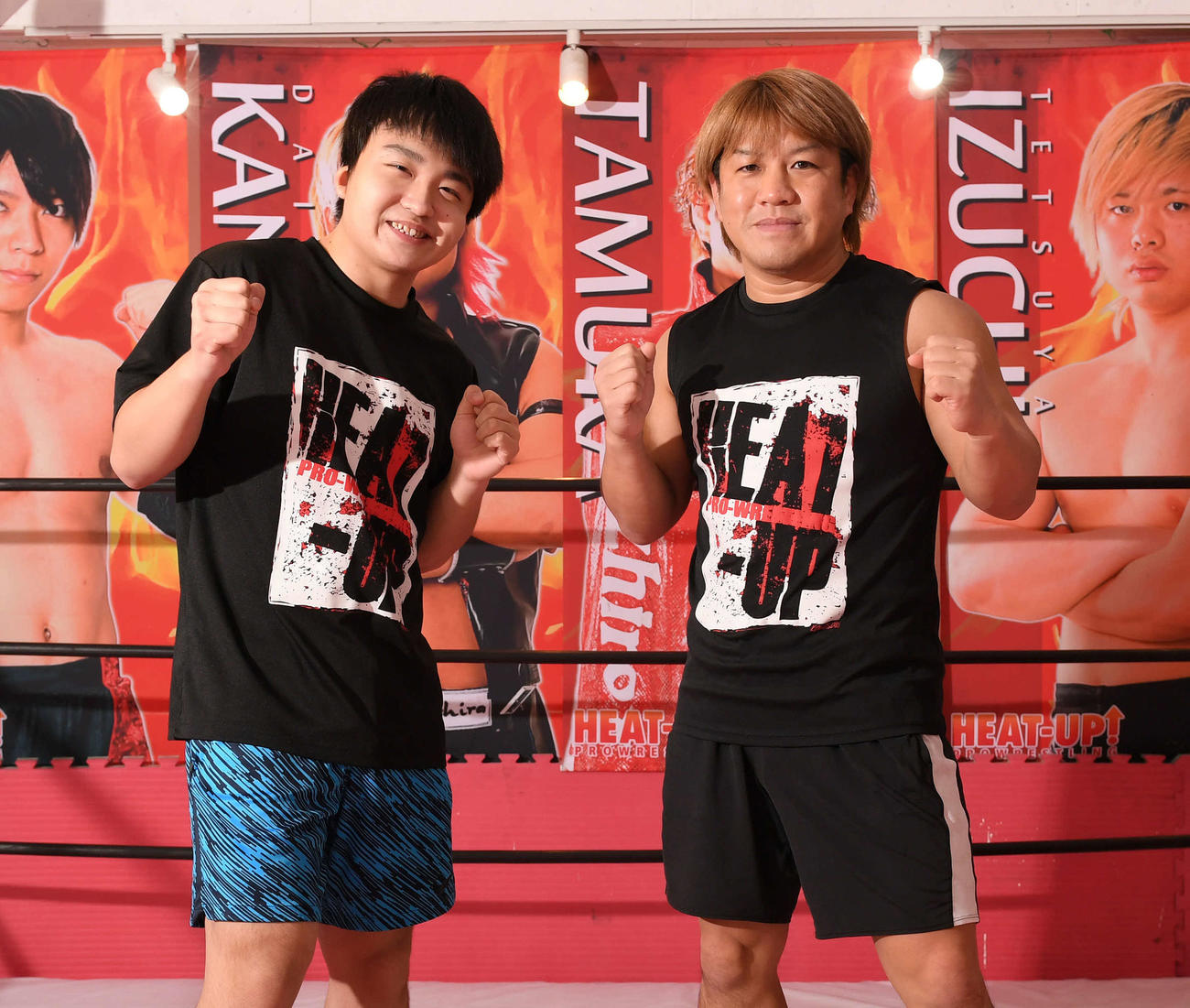 笑顔でポーズを決める今井礼夢（左）とプロレスラーTAMURAで「ヒートアップ」代表の田村和宏氏（2020年11月27日撮影）