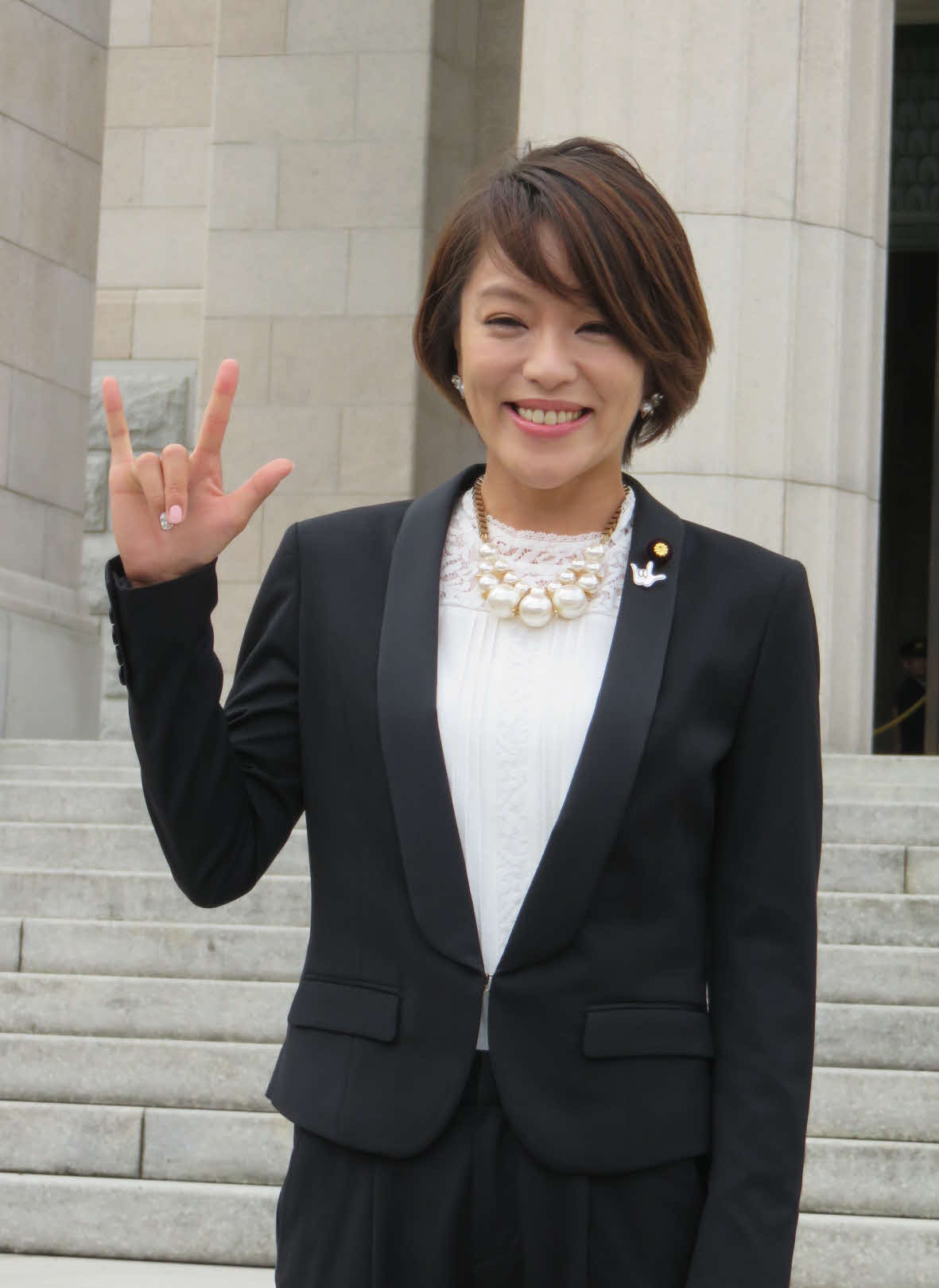 今井絵理子氏は、手話で「I　LOVE　YOU」を表現（2016年8月1日撮影）