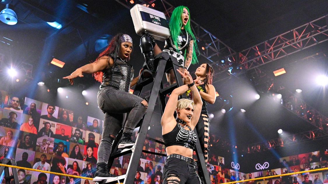 ブリーフケースをゲットし、喜ぶ紫雷イオ（右）らチーム・ショッツィ（C）2020WWE,Inc.AllRightsReserved.
