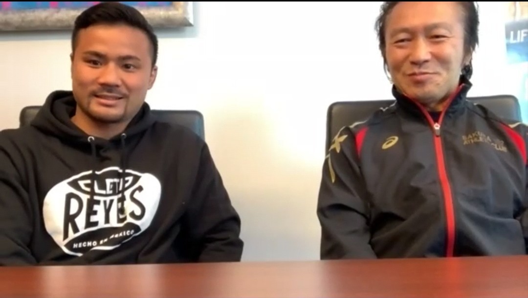 野木トレーナー（右）とともに、大みそかに臨むWBOアジア・パシフィック・バンタム級王座挑戦を発表した元WBC世界フライ級王者比嘉