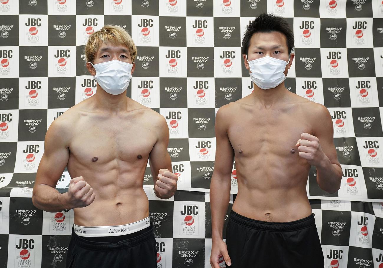再起戦に向けて計量をパスした永野（右）と対戦相手の安藤（横浜光ジム提供）