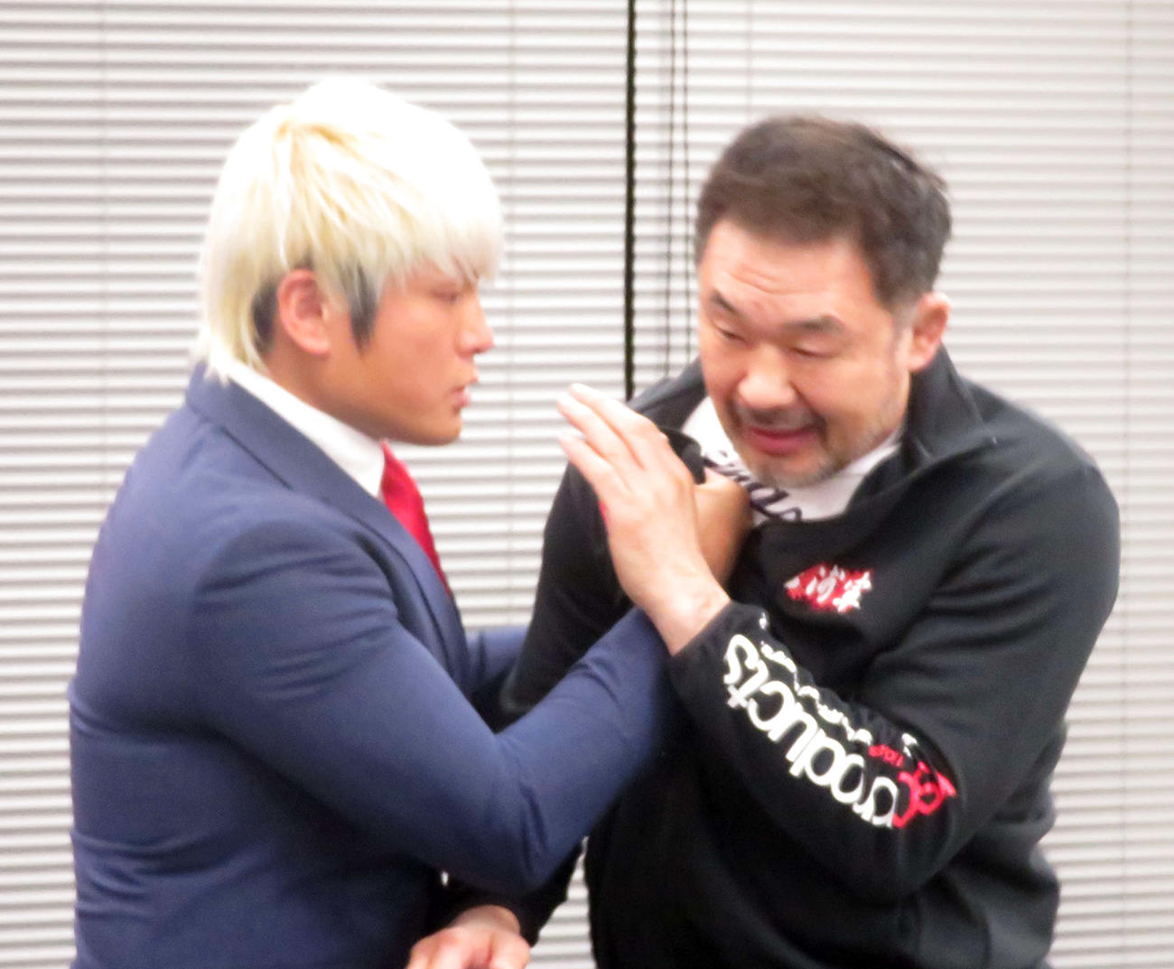 GHCナショナル選手権調印式後の会見中に桜庭和志（左）に襲いかかる拳王（撮影：松熊洋介）
