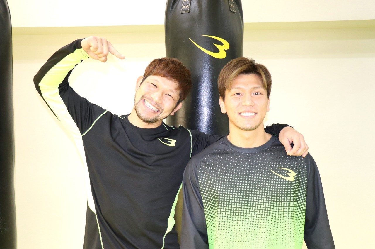 元K－1ファイターの兄優弥氏（左）のサポートを受け、村越優汰戦に臨む山本直樹(C)K－1