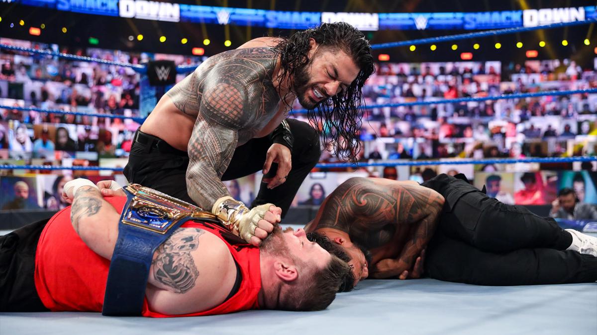 ケビン・オーエンズ（左下）とジェイ・ウーソ（右下）を襲撃したWWEユニバーサル王者ローマン・レインズ（C）2020WWE,Inc.AllRightsReserved