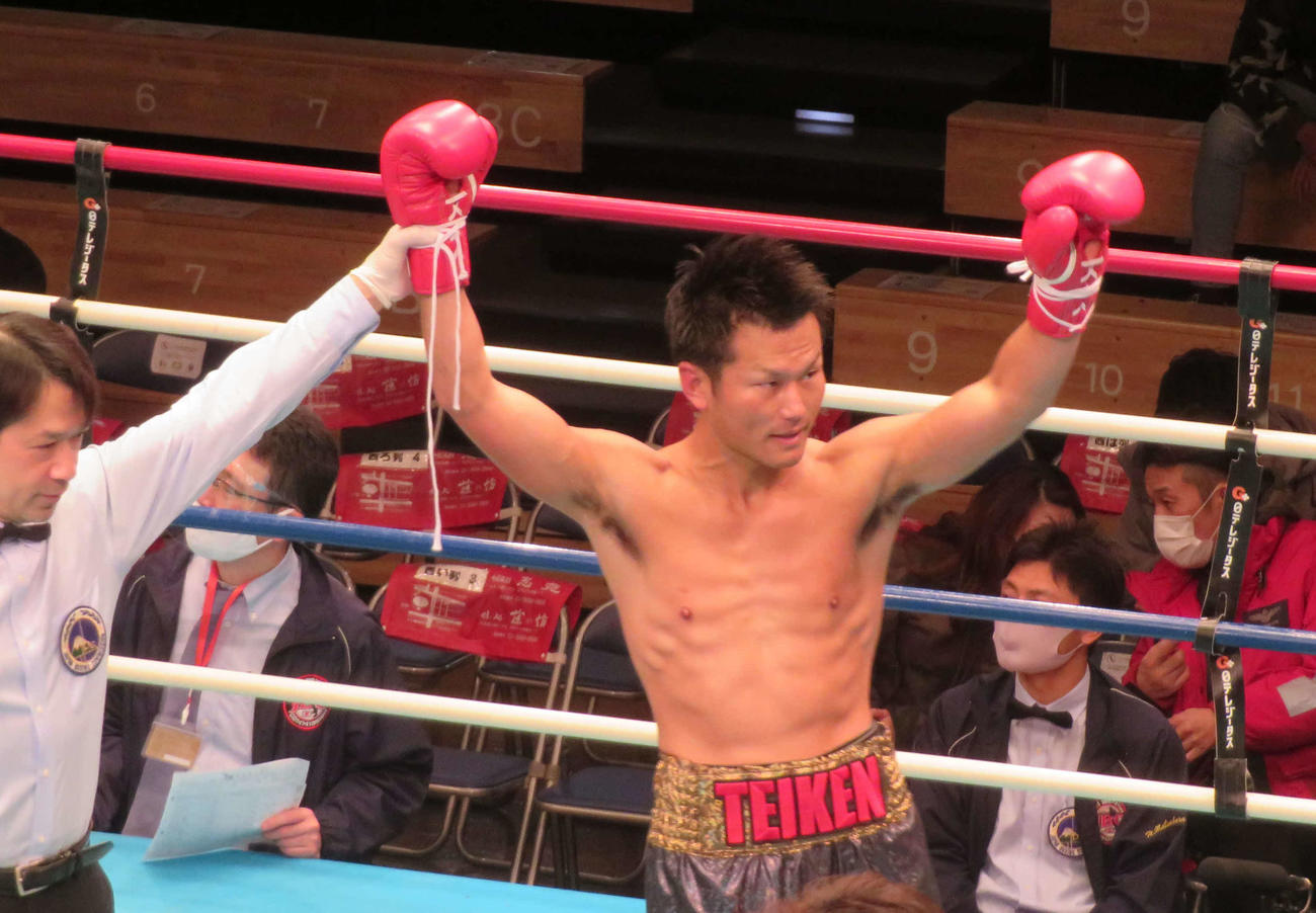 再起戦で勝利し、勝ち名乗りを受ける前日本ウエルター級王者永野