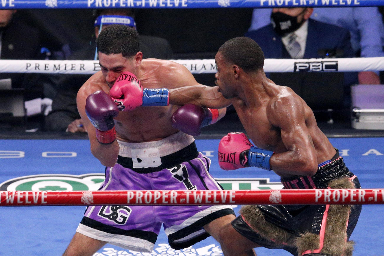 ダニー・ガルシアを攻めるWBC・IBF世界ウエルター級王者エロール・スペンスJr．（AP）