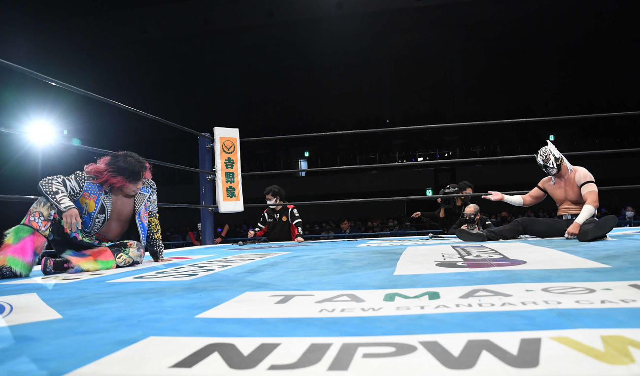新日本福岡大会　11日日本武道館大会で決勝を戦うことが決まった高橋ヒロム（左）とエル・デスペラードはリング上で健闘を誓い合う（新日本プロレス提供）