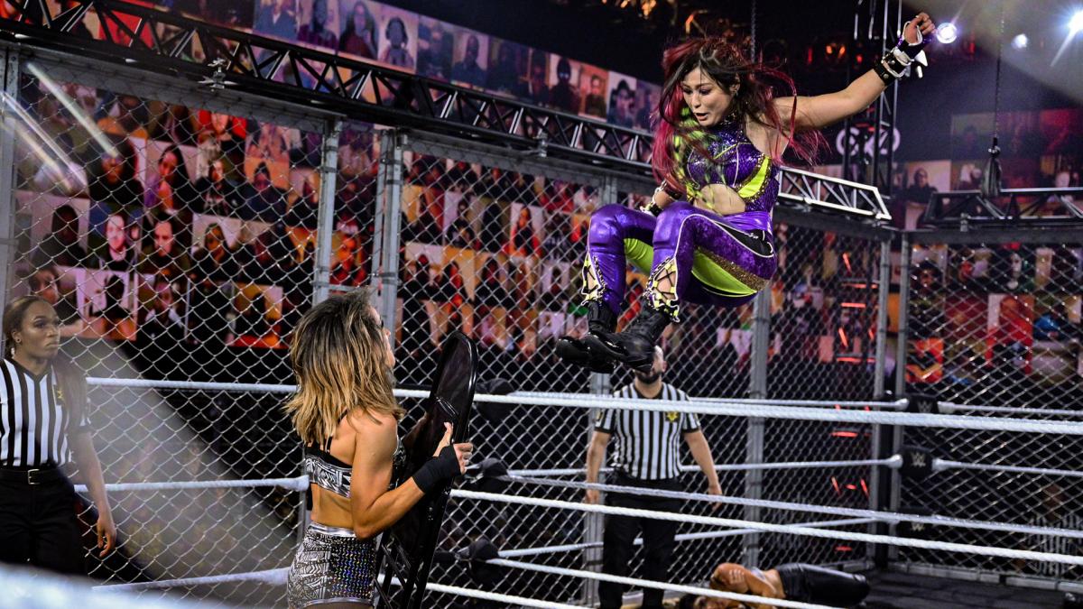 4対4女子ウォーゲームズに参戦した紫雷イオ（右）はカイにミサイルキック（C）2020WWE,Inc.AllRightsReserved.